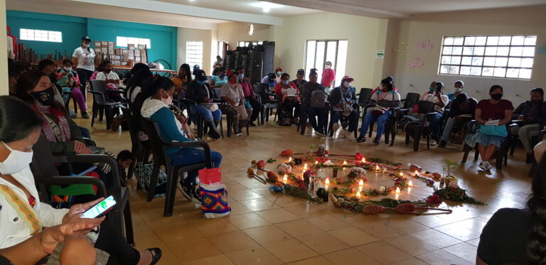 Mujeres en resistencia. Tejiendo saberes para su empoderamiento económico y político